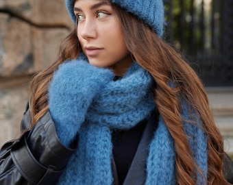 Conjunto de lujo de lana de alpaca: gorro, bufanda y guantes azules hechos a mano, un acogedor regalo de invierno.