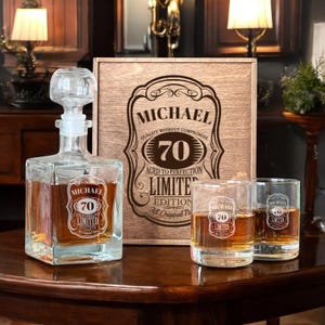 Coffret cadeau 70e anniversaire - Coffret cadeau whisky, verre à whisky 1955, carafe gravée personnalisée, verres personnalisés, cadeau des années 70 pour lui