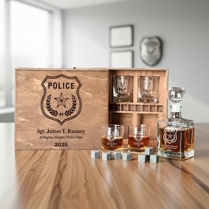 Kerstcadeau voor politieagent - Gepersonaliseerde whiskykarafset met gegraveerde badge en glazen in houten kist, cadeau voor pensioen