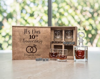 Geschenk zum 10-jährigen Jubiläum für Ehemann, Jubiläumsgeschenk für Ihn, Whisky-Dekanter-Set mit individuell geätzten Gläsern für Ehemann