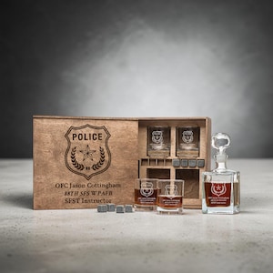 Könnte beinhalten: Ein Set aus drei Keramikbechern mit einer gesprenkelten, cremefarbenen Glasur. Jeder Becher hat ein anderes handgemaltes Design: ein blaues und grünes Blatt, eine gelbe Blume und eine rote Beere. Die Becher haben eine einfache, abgerundete Form.