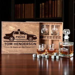 Blue Line whiskykarafset – kerstcadeau voor politieagent, gepersonaliseerde gegraveerde stenen glazen in houten kist, badgeontwerp