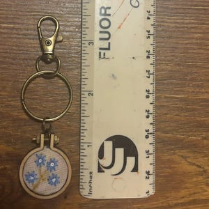 Floral Embroidered Keychain, hand embroidered keychain , mini embroidery hoop,  gift for her, gift idea