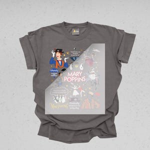 Puede incluir: Camiseta gris oscuro con un dise&ntilde;o gr&aacute;fico de la pel&iacute;cula "Mary Poppins". El dise&ntilde;o incluye ilustraciones de personajes y citas, con las palabras "Mary Poppins" en un lugar destacado.