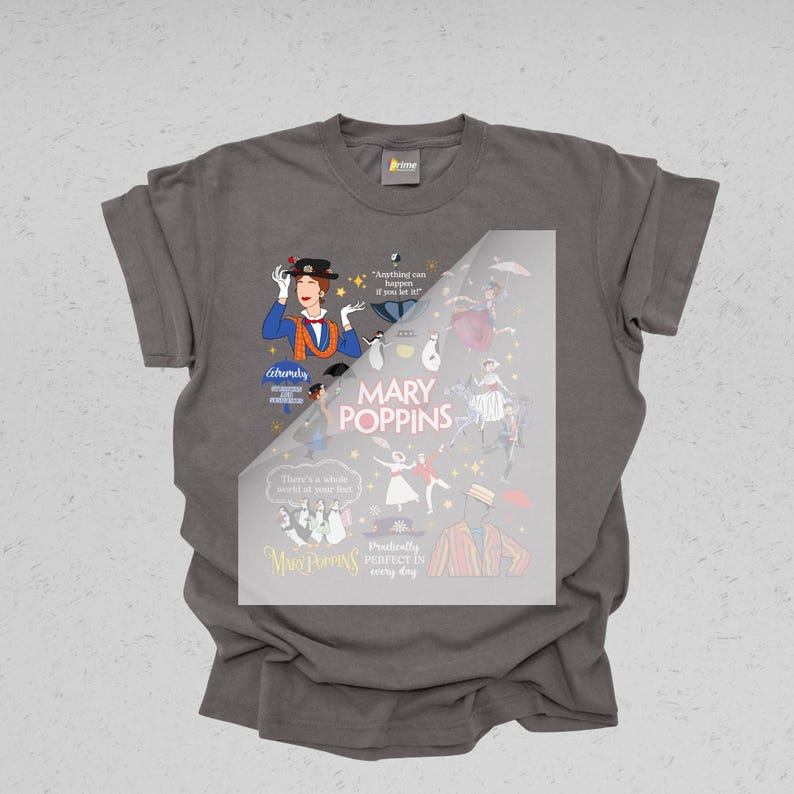 Puede incluir: Camiseta gris oscuro con un dise&ntilde;o gr&aacute;fico de la pel&iacute;cula "Mary Poppins". El dise&ntilde;o incluye ilustraciones de personajes y citas, con las palabras "Mary Poppins" en un lugar destacado.