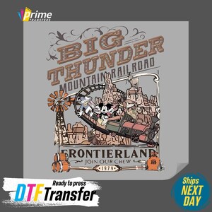 Peut inclure: Illustration grise repr&eacute;sentant le Big Thunder Mountain Railroad avec Mickey, Minnie, Donald et Dingo dans un wagon. Le texte indique "Big Thunder Mountain Railroad Frontierland Join Our Crew 1979".