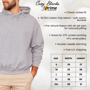 Może przedstawiać: Jasnoszara bluza z kapturem unisex z przednią kieszenią i kapturem ze sznurkiem. Obraz zawiera tekst "Cozy Blanks by Prime Transfers". Bluza z kapturem jest dostępna w rozmiarach S-2XL, o szerokościach od 50,8 do 71,1 cm i długościach od 68,6 do 78,7 cm.