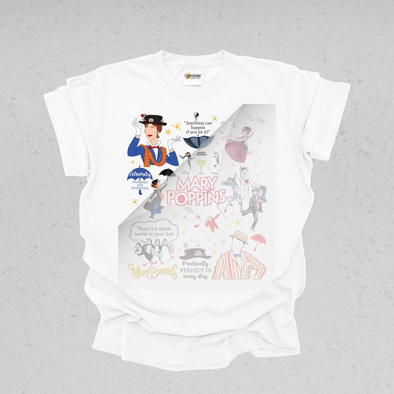 Puede incluir: Camiseta blanca con un dise&ntilde;o gr&aacute;fico colorido de la pel&iacute;cula "Mary Poppins". El dise&ntilde;o incluye ilustraciones de personajes, citas y el t&iacute;tulo de la pel&iacute;cula. La camiseta tiene cuello redondo cl&aacute;sico y mangas cortas.
