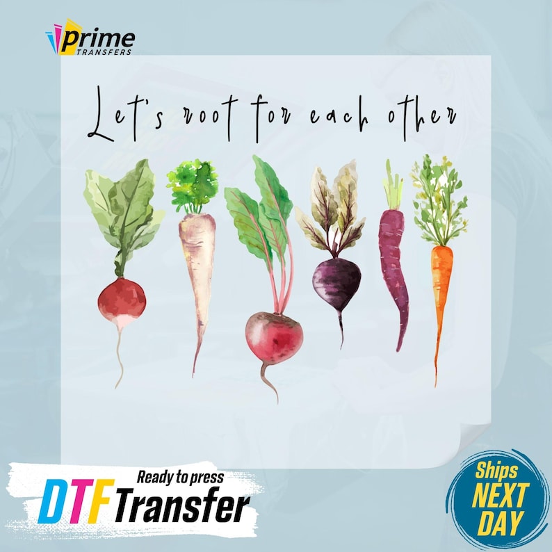 K&ouml;nnte beinhalten: Eine Aquarell-Illustration verschiedener Wurzelgem&uuml;se, darunter Radieschen, Karotten, R&uuml;ben und Rote Bete. Der Text "Let's root for each other" steht &uuml;ber dem Gem&uuml;se. Der Text "Ready to press DTF Transfer" steht unter dem Gem&uuml;se. Der Text "Ships NEXT DAY" steht in einem Kreis in der unteren rechten Ecke des Bildes.