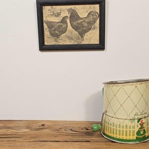 Peneira de farinha verde vintage – Peneira de manivela dos anos 1950 com estampa de mulher em ponto cruz – Decoração de cozinha retrô