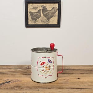 Peneira Tripla Androck Vintage – Peneira de Farinha Canadense dos anos 1950 com Alça Vermelha e Painel Floral – Decoração de Cozinha Rústica