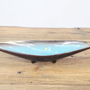 Dekorative Keramik im Stil der Mid-Century-Moderne, skulpturale Konsolenschale mit erhöhten Füßen