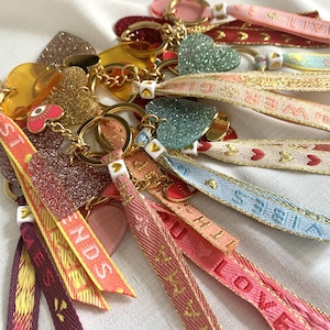 Porte clefs grigri bijou de sac ruban coeur personnalisé