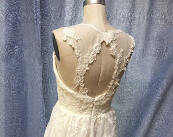 Casual keyhole back wedding gown in  aloncon lace and soft net ivory size small