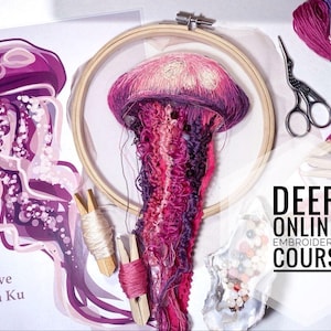 Op de afbeelding: Een close-up van een roze en paarse geborduurde kwal in een houten borduurring. De borduurwerk is omgeven door verschillende gekleurde borduurgaren, een schaar en een houten stok. De tekst "DEEP ONLINE EMBROIDERY COURS" is zichtbaar in de rechterbenedenhoek van de afbeelding.