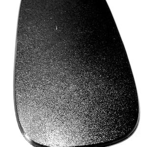 以下が含まれることがあります： 表面がテクスチャ加工された、黒い楕円形のマウスパッドです。