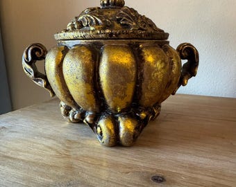 Gilded Plaster Urn with Lid – Ornate Baroque-Style Decorative Accent