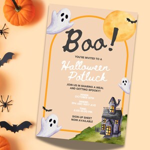 Può includere: Un invito a una festa di Halloween con la parola "Boo!" a lettere grandi. L'invito presenta un'illustrazione ad acquerello di una luna piena, pipistrelli, fantasmi e una casa infestata. Il testo include i dettagli dell'evento.