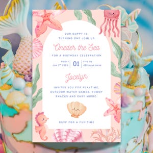 Op de afbeelding: Een pastelroze verjaardagsuitnodiging met een zeemeermint thema. De uitnodiging bevat aquarel illustraties van zeesterren, schelpen en een zeepaardje. Tekst bevat "Oneder the Sea" en feestdetails.