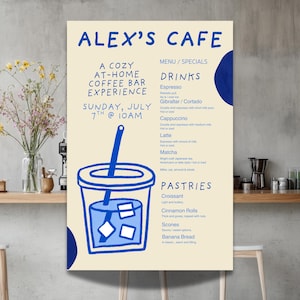 Peut inclure: Une affiche de menu de café avec du texte et des illustrations bleus sur un fond crème. Le menu comprend des boissons comme l'espresso, le cappuccino et le matcha, et des pâtisseries comme les croissants et les roulés à la cannelle. Le café s'appelle Alex's Cafe.