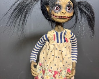 Giselly - Uma boneca de arte esculpida em argila polimérica, feita à mão e com um toque assustador – Peça única e peculiar de colecionador.