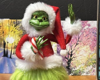 Boneco Grinch esculpido à mão em argila polimérica – Peça única e colecionável de decoração extravagante.