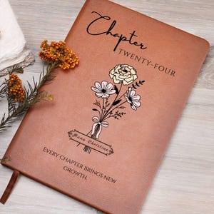 Può includere: Un diario rilegato in pelle marrone con le parole "Chapter Twenty-Four" in corsivo nero. È presente un'illustrazione floreale e il testo "Hana Christine". Il fondo recita "Every chapter brings new growth."