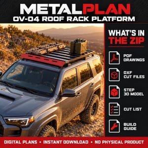 Puede incluir: Un producto digital para la plataforma de portaequipajes METALPLAN OV-04. La imagen muestra un SUV gris con un portaequipajes de metal negro y rojo que lleva una placa de tracción beige y un bidón verde. El texto incluye planos PDF, archivos de corte DXF, modelo 3D STEP, lista de corte y guía de construcción.