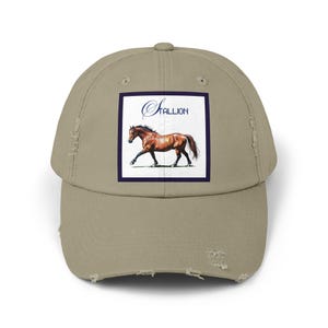 ユニセックスのダメージ加工馬キャップ。馬好きの方、カジュアルなアウトドアスタイル、競馬ファン、馬術イベントに最適なギフトです。