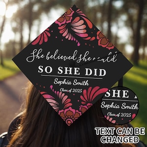 Adorno floral personalizado para birrete de graduación con diseño «Ella lo creyó y lo hizo» para la clase de 2025