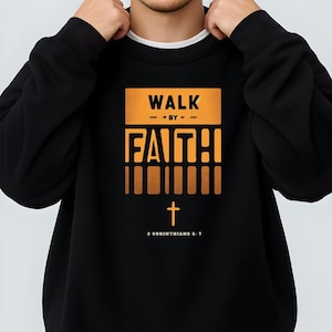 Camina por fe. Sudadera para hombre 2 Corintios 5:7 Cuello redondo Versículo bíblico Escritura Cristianismo Escritura Suéter Regalo religioso para él