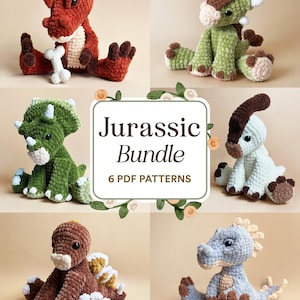 Può includere: Una collezione di sei peluche di dinosauri all'uncinetto in vari colori, tra cui rosso, verde, marrone e blu. Ogni dinosauro ha caratteristiche e pose uniche. L'immagine include il testo "Jurassic Bundle 6 PDF Patterns".