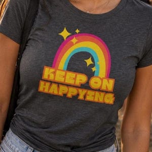Boho regenboogshirt: regenboogshirt dames, retro regenboogshirt, 'Keep on Happying'-shirt, cadeau vriendin, Happy Pride-shirt, concert-T-shirt afbeelding 1