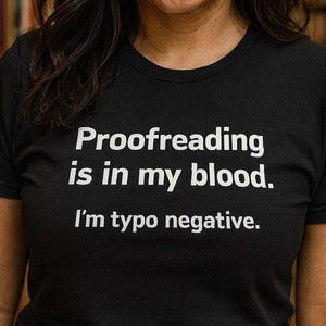 Maglietta Typo Negative: divertente t-shirt in morbido cotone per scrittori, regalo per amanti dei libri, maglietta unisex per la correzione di bozze, regalo per insegnanti, editori e autori. immagine 1