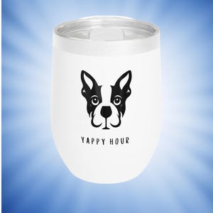 K&ouml;nnte beinhalten: Wei&szlig;er isolierter Becher mit silbernem Rand und Deckel. Der Becher zeigt eine schwarz-wei&szlig;e Grafik eines Boston Terrier-Gesichts mit den Worten "YAPPY HOUR" darunter.