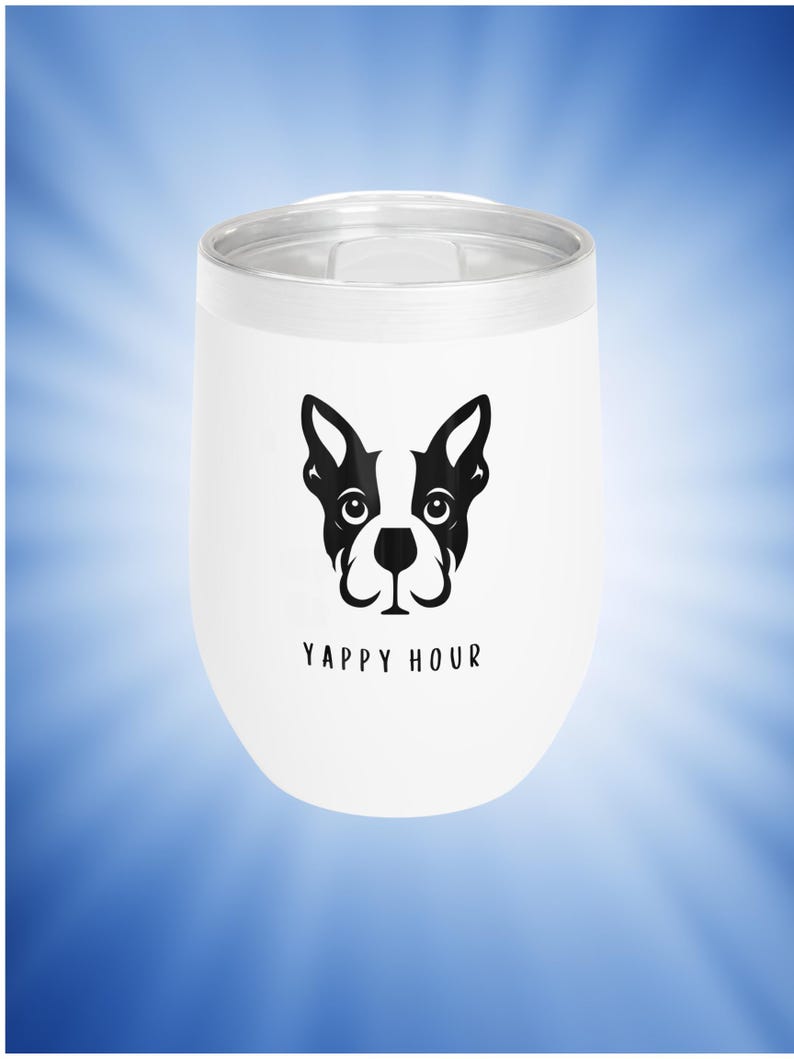 K&ouml;nnte beinhalten: Wei&szlig;er isolierter Becher mit silbernem Rand und Deckel. Der Becher zeigt eine schwarz-wei&szlig;e Grafik eines Boston Terrier-Gesichts mit den Worten "YAPPY HOUR" darunter.
