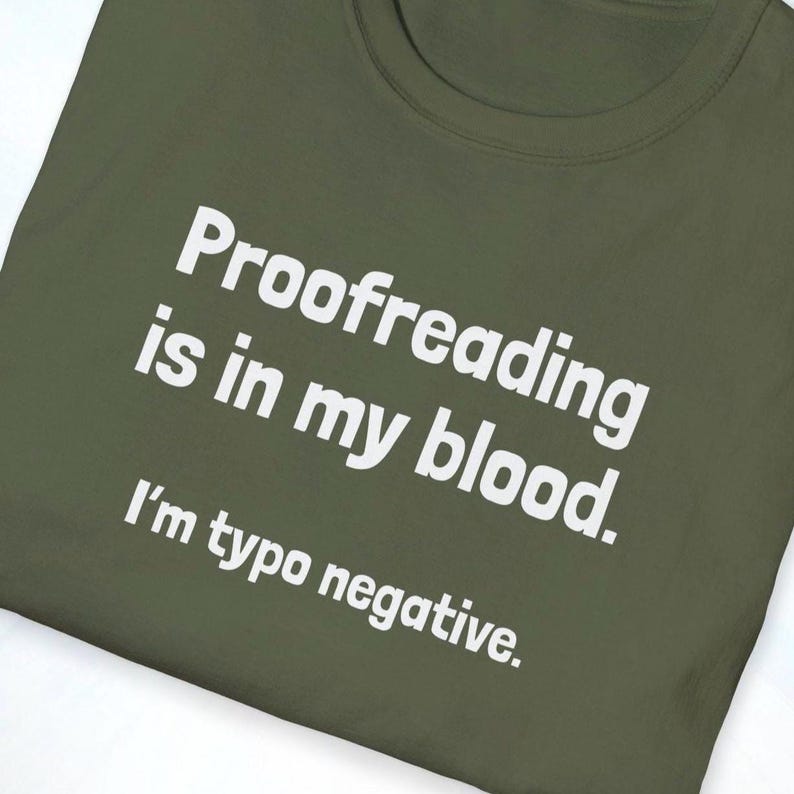 Pu&ograve; includere: T-shirt verde oliva con la scritta bianca "Proofreading is in my blood. I'm typo negative." La maglietta &egrave; realizzata in materiale morbido e ha uno scollo tondo.