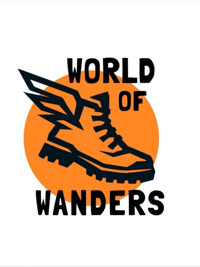 Op de afbeelding: Een logo met een wandelschoen met vleugels in een oranje cirkel, met de woorden "WORLD OF WANDERS" in vette zwarte letters. Het ontwerp staat op een witte achtergrond.