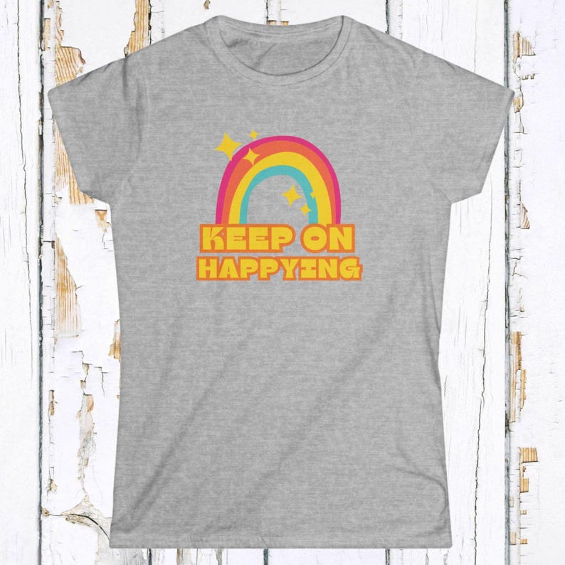 Boho regenboogshirt: regenboogshirt dames, retro regenboogshirt, 'Keep on Happying'-shirt, cadeau vriendin, Happy Pride-shirt, concert-T-shirt afbeelding 10