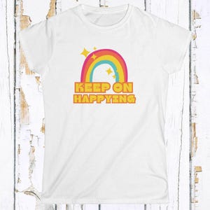 Boho regenboogshirt: regenboogshirt dames, retro regenboogshirt, 'Keep on Happying'-shirt, cadeau vriendin, Happy Pride-shirt, concert-T-shirt afbeelding 3
