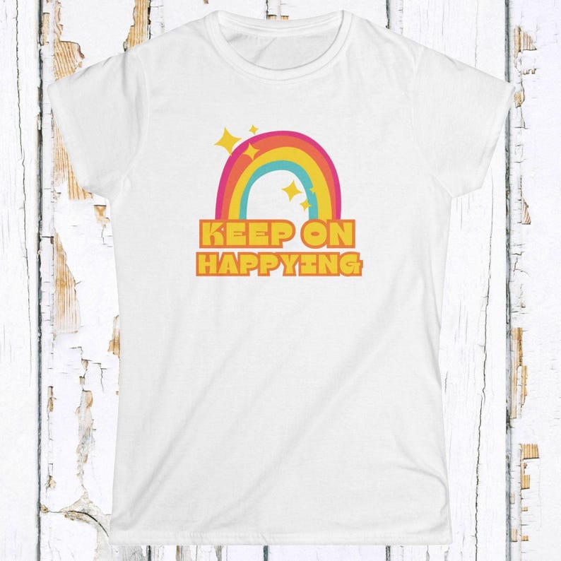 Boho regenboogshirt: regenboogshirt dames, retro regenboogshirt, 'Keep on Happying'-shirt, cadeau vriendin, Happy Pride-shirt, concert-T-shirt afbeelding 3