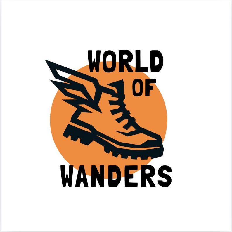 K&ouml;nnte beinhalten: Ein Logo mit einem gefl&uuml;gelten Wanderschuh in Orange und Schwarz, vor einem orangefarbenen Kreis. Die Worte "WORLD OF WANDERS" stehen in fetter, schwarzer Schrift &uuml;ber und unter der Schuhillustration. Das Design befindet sich auf wei&szlig;em Hintergrund.