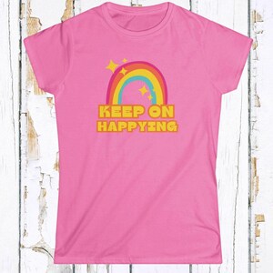Boho regenboogshirt: regenboogshirt dames, retro regenboogshirt, 'Keep on Happying'-shirt, cadeau vriendin, Happy Pride-shirt, concert-T-shirt afbeelding 6