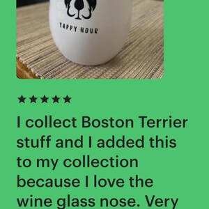 K&ouml;nnte beinhalten: Wei&szlig;er, isolierter Weintumbler mit einer schwarz-wei&szlig;en Boston Terrier-Grafik und dem Text "YAPPY HOUR". Der Tumbler ist so konzipiert, dass er Getr&auml;nke kalt h&auml;lt. Ein lustiges Geschenk f&uuml;r Hundeliebhaber.