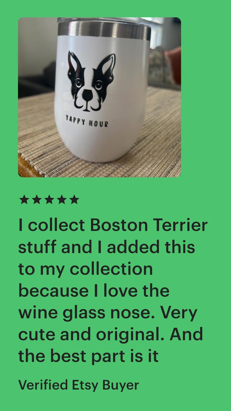 K&ouml;nnte beinhalten: Wei&szlig;er, isolierter Weintumbler mit einer schwarz-wei&szlig;en Boston Terrier-Grafik und dem Text "YAPPY HOUR". Der Tumbler ist so konzipiert, dass er Getr&auml;nke kalt h&auml;lt. Ein lustiges Geschenk f&uuml;r Hundeliebhaber.