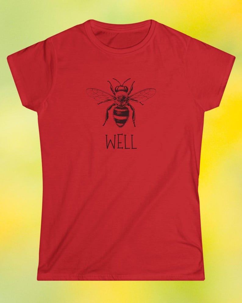 Op de afbeelding: Rood t-shirt met een zwarte bijenillustratie en het woord "WELL" eronder. Het ontwerp is gedrukt op een shirt met korte mouwen en een ronde hals, geschikt voor dagelijks gebruik.