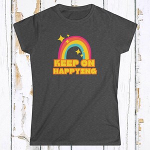 Boho regenboogshirt: regenboogshirt dames, retro regenboogshirt, 'Keep on Happying'-shirt, cadeau vriendin, Happy Pride-shirt, concert-T-shirt afbeelding 2