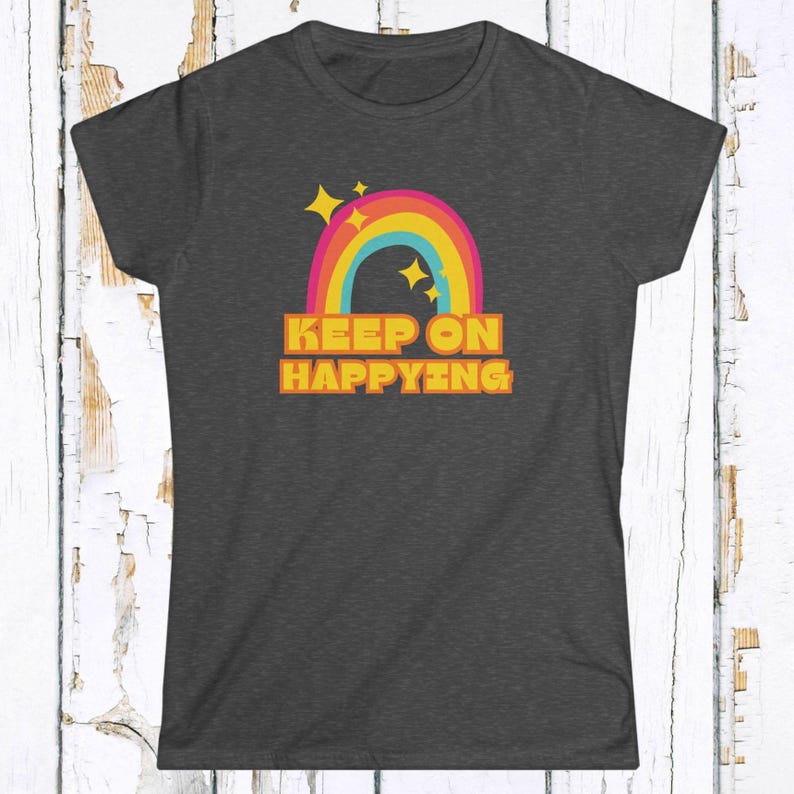 Boho regenboogshirt: regenboogshirt dames, retro regenboogshirt, 'Keep on Happying'-shirt, cadeau vriendin, Happy Pride-shirt, concert-T-shirt afbeelding 2