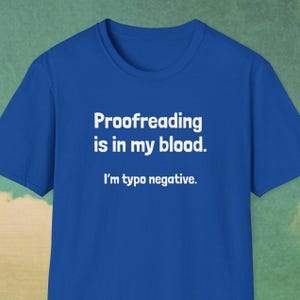 Pu&ograve; includere: T-shirt blu reale con testo bianco. Il testo recita: "Proofreading is in my blood. I'm typo negative." La maglietta &egrave; a girocollo e sembra essere fatta di cotone o un tessuto simile. La maglietta &egrave; di colore pieno.