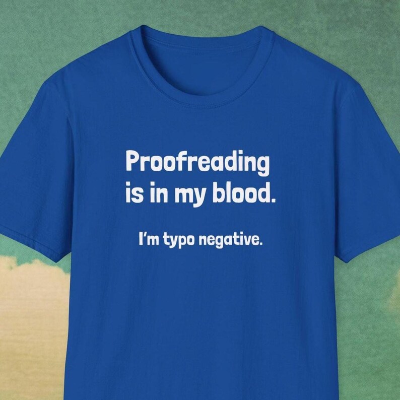 Pu&ograve; includere: T-shirt blu reale con testo bianco. Il testo recita: "Proofreading is in my blood. I'm typo negative." La maglietta &egrave; a girocollo e sembra essere fatta di cotone o un tessuto simile. La maglietta &egrave; di colore pieno.